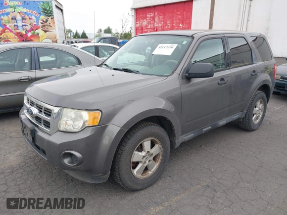2011 Ford Escape XLS z VIN 1FMCU9C78BKB35289, wystawiony jako IAAI lot #42117290 z przebiegiem 221 088 mil mil oraz . Historia ofert i sprzedaży dostępna na DreamBid. Obrazek 2.