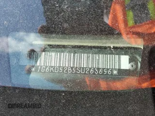 1995 Cadillac DeVille z VIN 1G6KD52B5SU263656, wystawiony jako Copart lot #83631284 z przebiegiem Nie podano mil oraz Szkoda całkowita • Salvage title. Historia ofert i sprzedaży dostępna na DreamBid. Obrazek 13.