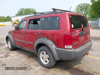 2007 Dodge Nitro SXT z VIN 1D8GU28KX7W555437, wystawiony jako IAAI lot #42412370 z przebiegiem 187 101 mil mil oraz . Historia ofert i sprzedaży dostępna na DreamBid. Obrazek 3.