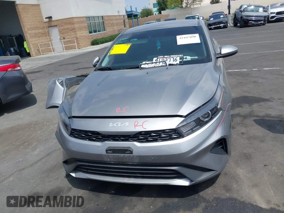 2024 Kia Forte LXS z VIN 3KPF24AD1RE748029, wystawiony jako IAAI lot #42107090 z przebiegiem 27 832 mil mil oraz . Historia ofert i sprzedaży dostępna na DreamBid. Obrazek 13.