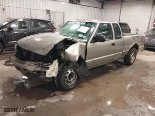 2001 Chevrolet S-10 LS with VIN 1GCDT19W118151261, listed as a IAAI auction lot 41389511 with 102,482 mi miles. Bid and sale history available at carsss.com. Image 2.