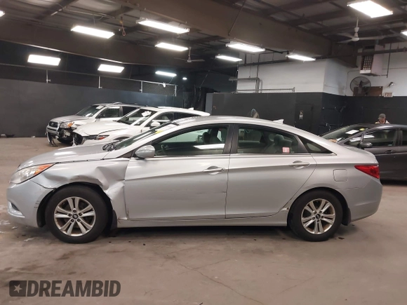 2013 Hyundai Sonata GLS z VIN 5NPEB4ACXDH620718, wystawiony jako IAAI lot #42450301 z przebiegiem 164 170 mil mil oraz . Historia ofert i sprzedaży dostępna na DreamBid. Obrazek 14.