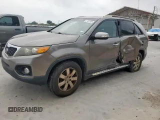2012 Kia Sorento LX z VIN 5XYKT3A6XCG220216, wystawiony jako Copart lot #57467095 z przebiegiem 116 672 mil mil oraz Szkoda całkowita • Salvage title. Historia ofert i sprzedaży dostępna na DreamBid. Obrazek 1.