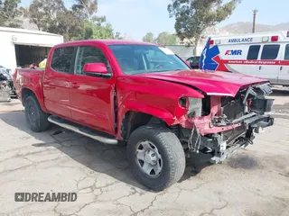 2017 Toyota Tacoma SR z VIN 5TFAX5GN8HX076602, wystawiony jako IAAI lot #41980442 z przebiegiem 207 779 mil mil oraz . Historia ofert i sprzedaży dostępna na DreamBid. Obrazek 1.