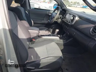 2022 Toyota Tacoma SR5 z VIN 3TMBZ5DN3NM034388, wystawiony jako IAAI lot #42270543 z przebiegiem 179 904 mil mil oraz . Historia ofert i sprzedaży dostępna na DreamBid. Obrazek 5.