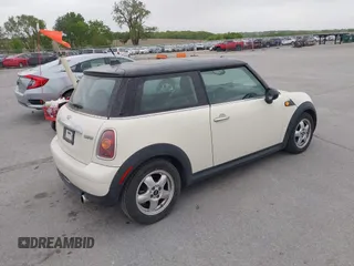 2008 MINI Hardtop z VIN WMWMF33598TT62179, wystawiony jako IAAI lot #42283705 z przebiegiem 88 180 mil mil oraz . Historia ofert i sprzedaży dostępna na DreamBid. Obrazek 4.