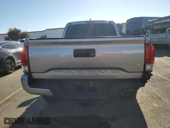 2017 Toyota Tacoma SR5 z VIN 5TFRZ5CNXHX028456, wystawiony jako Copart lot #84039894 z przebiegiem 30 670 mil mil oraz Szkoda całkowita • Salvage title. Historia ofert i sprzedaży dostępna na DreamBid. Obrazek 6.
