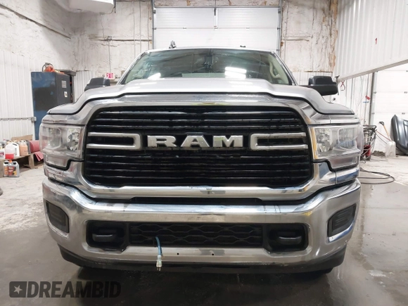 2020 Ram 2500 Big Horn z VIN 3C6UR5JL0LG116089, wystawiony jako IAAI lot #41433137 z przebiegiem 53 399 mil mil oraz . Historia ofert i sprzedaży dostępna na DreamBid. Obrazek 12.