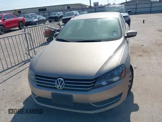 2015 Volkswagen Passat Wolfsburg Edition z VIN 1VWAT7A33FC084526, wystawiony jako IAAI lot #42191378 z przebiegiem 193 142 mil mil oraz . Historia ofert i sprzedaży dostępna na DreamBid. Obrazek 6.