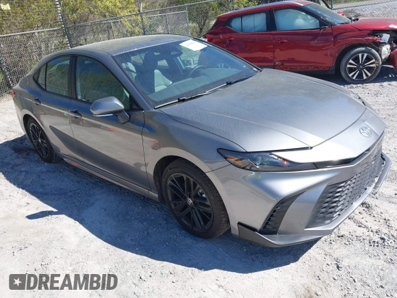 2025 Toyota Camry LE z VIN 4T1DAACK2SU566377, wystawiony jako IAAI lot #41818582 z przebiegiem 1 950 mil mil oraz . Historia ofert i sprzedaży dostępna na DreamBid. Obrazek 1.