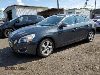 2013 Volvo S60 T5 Premier z VIN YV1612FS3D2185953, wystawiony jako Copart lot #58958865 z przebiegiem 68 480 mil mil oraz Tytuł czysty. Historia ofert i sprzedaży dostępna na DreamBid. Obrazek 1.