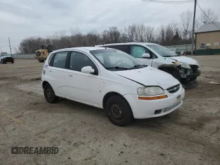 2008 Chevrolet Aveo LS z VIN KL1TD66618B059937, wystawiony jako Copart lot #44467395 z przebiegiem 52 360 mil mil oraz Tytuł czysty. Historia ofert i sprzedaży dostępna na DreamBid. Obrazek 4.
