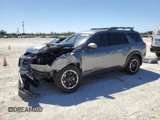2024 Nissan Pathfinder Rock Creek z VIN 5N1DR3BD7RC270648, wystawiony jako Copart lot #47968565 z przebiegiem 2 496 mil mil oraz Nie do naprawy • Non repairable. Historia ofert i sprzedaży dostępna na DreamBid. Obrazek 1.