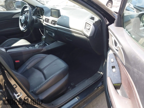 2018 Mazda 3 Touring z VIN 3MZBN1V33JM276803, wystawiony jako IAAI lot #42100422 z przebiegiem 41 802 mil mil oraz . Historia ofert i sprzedaży dostępna na DreamBid. Obrazek 5.