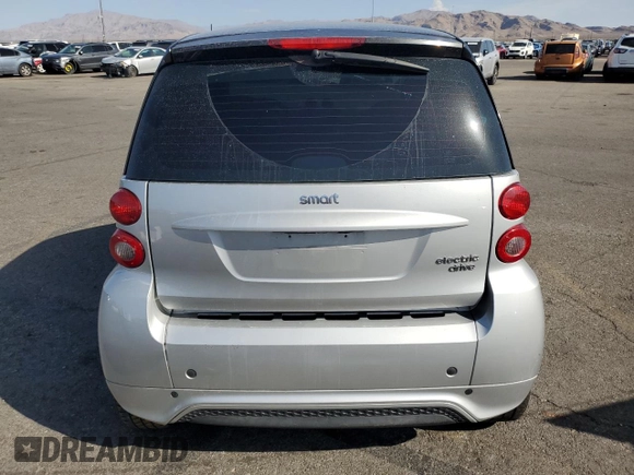 2014 Smart fortwo Passion z VIN WMEEJ9AA4EK787658, wystawiony jako Copart lot #63438465 z przebiegiem Nie podano mil oraz Czysty tytuł • Clean title. Historia ofert i sprzedaży dostępna na DreamBid. Obrazek 6.
