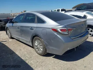 2016 Hyundai Sonata Hybrid SE with VIN KMHE24L15GA025570, listed as a IAAI auction lot 41735029 with 142,346 mi miles. Bid and sale history available at carsss.com. Image 3.