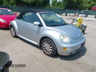 2004 Volkswagen Beetle GLS z VIN 3VWCM31Y84M319301, wystawiony jako IAAI lot #42438360 z przebiegiem 76 399 mil mil oraz . Historia ofert i sprzedaży dostępna na DreamBid. Obrazek 1.