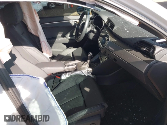 2024 Audi Q3 S line Premium Plus z VIN WA1EECF33R1112786, wystawiony jako IAAI lot #41611539 z przebiegiem 6372 mil mil oraz . Historia ofert i sprzedaży dostępna na DreamBid. Obrazek 5.