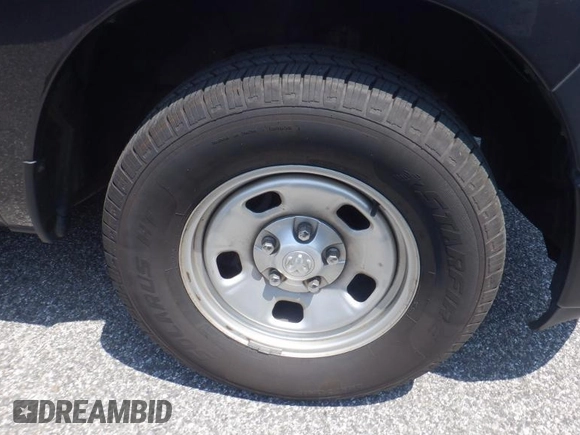 2019 Ram 1500 Tradesman z VIN 3C6JR6DGXKG502184, wystawiony jako IAAI lot #42524439 z przebiegiem 98 494 mil mil oraz . Historia ofert i sprzedaży dostępna na DreamBid. Obrazek 5.