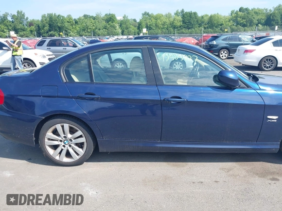 2011 BMW 3 Series 335i xDrive z VIN WBAPL5G53BNN22645, wystawiony jako IAAI lot #42505727 z przebiegiem 136 518 mil mil oraz . Historia ofert i sprzedaży dostępna na DreamBid. Obrazek 13.