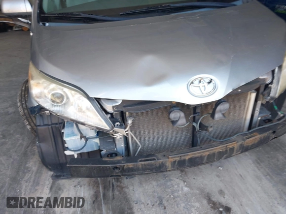 2012 Toyota Sienna LE AAS с VIN 5TDKK3DC4CS226830, выставлен на аукционе IAAI как лот 42550013 с пробегом 211 777 миль миль и . История ставок и продаж доступна на DreamBid. Изображение 6.