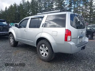 2005 Nissan Pathfinder SE z VIN 5N1AR18W35C790033, wystawiony jako IAAI lot #41949129 z przebiegiem 227 199 mil mil oraz . Historia ofert i sprzedaży dostępna na DreamBid. Obrazek 3.