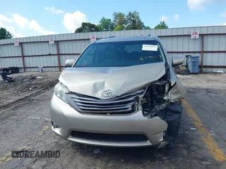 2017 Toyota Sienna XLE Auto Access Seat z VIN 5TDYZ3DC4HS837017, wystawiony jako IAAI lot #42237044 z przebiegiem 91 041 mil mil oraz . Historia ofert i sprzedaży dostępna na DreamBid. Obrazek 6.