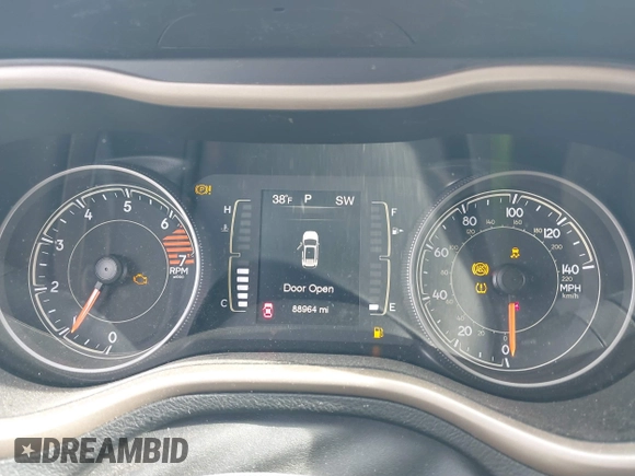 2017 Jeep Cherokee Latitude z VIN 1C4PJMCB0HD213955, wystawiony jako IAAI lot #41772383 z przebiegiem 88 964 mil mil oraz . Historia ofert i sprzedaży dostępna na DreamBid. Obrazek 7.