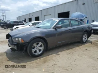 2013 Dodge Charger SE z VIN 2C3CDXBG4DH583781, wystawiony jako Copart lot #58026505 z przebiegiem 75 711 mil mil oraz Szkoda całkowita • Salvage title. Historia ofert i sprzedaży dostępna na DreamBid. Obrazek 1.