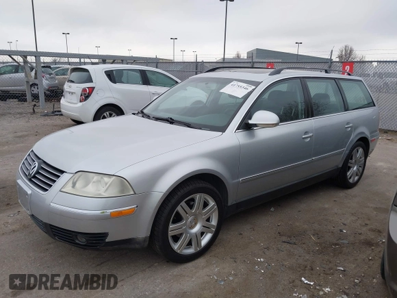 2005 Volkswagen Passat z VIN WVWCD63B55E132974, wystawiony jako IAAI lot #41755346 z przebiegiem 68 295 mil mil oraz . Historia ofert i sprzedaży dostępna na DreamBid. Obrazek 2.