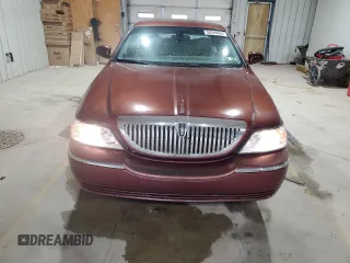 2004 Lincoln Town Car Signature z VIN 1LNHM81W54Y612626, wystawiony jako Copart lot #58399055 z przebiegiem 96 853 mil mil oraz Szkoda całkowita • Salvage title. Historia ofert i sprzedaży dostępna na DreamBid. Obrazek 5.