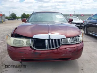 2002 Lincoln Town Car Cartier z VIN 1LNHM83W52Y626407, wystawiony jako IAAI lot #37616886 z przebiegiem 100 272 mil mil oraz . Historia ofert i sprzedaży dostępna na DreamBid. Obrazek 12.