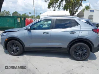 2025 Buick Encore GX Sport Touring с VIN KL4AMDSL7SB038317, выставлен на аукционе IAAI как лот 42151204 с пробегом 10 917 миль миль и . История ставок и продаж доступна на DreamBid. Изображение 14.
