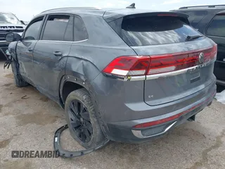 2024 Volkswagen Atlas SE z VIN 1V2JE2CA1RC252078, wystawiony jako IAAI lot #42061482 z przebiegiem 10 396 mil mil oraz . Historia ofert i sprzedaży dostępna na DreamBid. Obrazek 3.