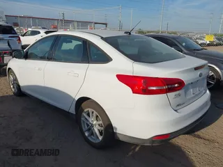 2018 Ford Focus SE z VIN 1FADP3F23JL328462, wystawiony jako IAAI lot #42068209 z przebiegiem 63 194 mil mil oraz . Historia ofert i sprzedaży dostępna na DreamBid. Obrazek 3.