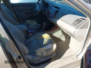 2002 Toyota Camry LE z VIN 4T1BE32K02U051709, wystawiony jako IAAI lot #41485620 z przebiegiem 232 876 mil mil oraz . Historia ofert i sprzedaży dostępna na DreamBid. Obrazek 5.