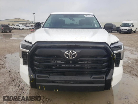2023 Toyota Tundra SR z VIN 5TFKB5DB2PX073626, wystawiony jako Copart lot #71671243 z przebiegiem 1 188 mil mil oraz . Historia ofert i sprzedaży dostępna na DreamBid. Obrazek 5.