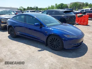 2025 Tesla Model 3 Long Range z VIN 5YJ3E1EA2SF895887, wystawiony jako IAAI lot #42244330 z przebiegiem 2 911 mil mil oraz . Historia ofert i sprzedaży dostępna na DreamBid. Obrazek 1.