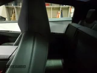 2024 Tesla Cybertruck z VIN 7G2CEHED8RA013046, wystawiony jako Copart lot #79999264 z przebiegiem Nie podano mil oraz Szkody całkowita. Historia ofert i sprzedaży dostępna na DreamBid. Obrazek 10.