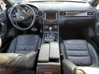 2014 Volkswagen Touareg X z VIN WVGEP9BP5ED008560, wystawiony jako Copart lot #52767595 z przebiegiem Nie podano mil oraz Szkoda całkowita • Salvage title. Historia ofert i sprzedaży dostępna na DreamBid. Obrazek 8.