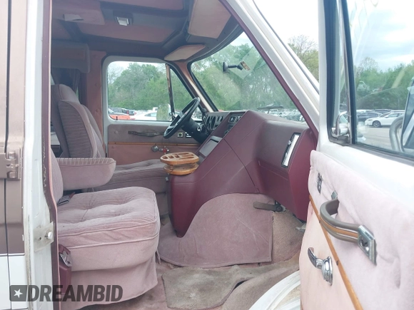 1989 Chevrolet Chevy Van z VIN 1GBEG25K3K7108022, wystawiony jako IAAI lot #42105947 z przebiegiem 51 822 mil mil oraz . Historia ofert i sprzedaży dostępna na DreamBid. Obrazek 5.