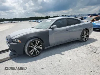 2013 Dodge Charger SXT z VIN 2C3CDXHG2DH609804, wystawiony jako Copart lot #60447565 z przebiegiem 159 752 mil mil oraz Czysty tytuł • Clean title. Historia ofert i sprzedaży dostępna na DreamBid. Obrazek 1.