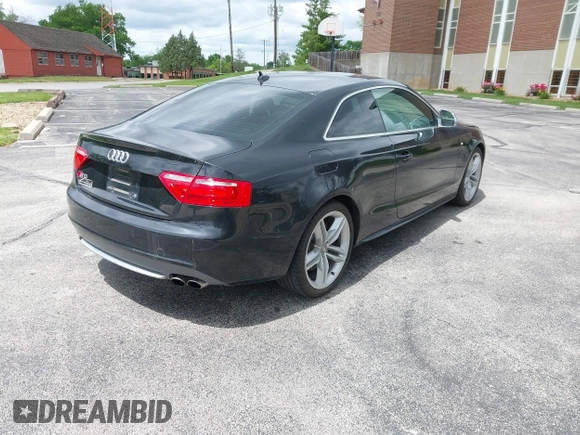 2009 Audi S5 z VIN WAURV78T99A033499, wystawiony jako IAAI lot #42323444 z przebiegiem 117 439 mil mil oraz . Historia ofert i sprzedaży dostępna na DreamBid. Obrazek 4.