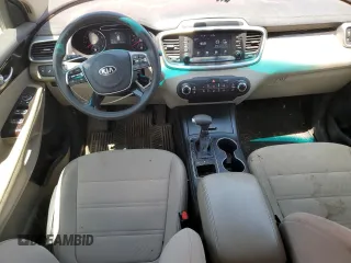 2019 Kia Sorento LX z VIN 5XYPGDA32KG459358, wystawiony jako Copart lot #61191425 z przebiegiem 178 369 mil mil oraz Czysty tytuł • Clean title. Historia ofert i sprzedaży dostępna na DreamBid. Obrazek 8.