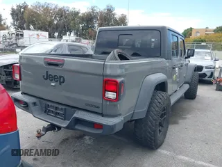 2020 Jeep Gladiator Sport S z VIN 1C6HJTAG4LL153441, wystawiony jako IAAI lot #42052329 z przebiegiem 34 660 mil mil oraz . Historia ofert i sprzedaży dostępna na DreamBid. Obrazek 4.