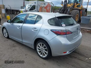 2013 Lexus CT 200h z VIN JTHKD5BH4D2165247, wystawiony jako IAAI lot #42191913 z przebiegiem 113 331 mil mil oraz . Historia ofert i sprzedaży dostępna na DreamBid. Obrazek 3.