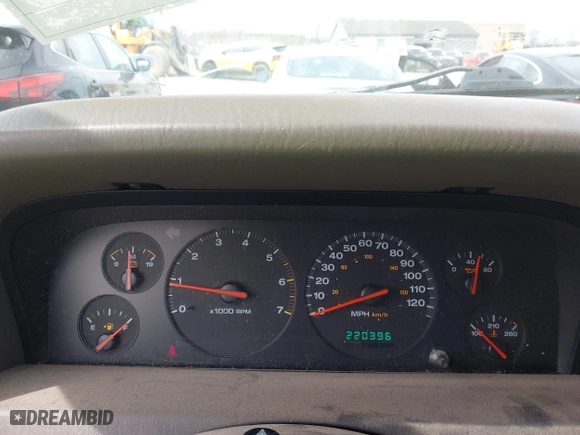 2001 Jeep Grand Cherokee Laredo with VIN 1J4GW48S51C739725, listed as a IAAI auction lot 41800431 with 220,396 mi miles. Bid and sale history available at carsss.com. Image 7.