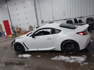 2023 Toyota 86 Premium z VIN JF1ZNBE1XP9765718, wystawiony jako IAAI lot #41945549 z przebiegiem 12 942 mil mil oraz . Historia ofert i sprzedaży dostępna na DreamBid. Obrazek 13.