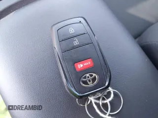 2024 Toyota Prius LE z VIN JTDACAAU4R3023781, wystawiony jako IAAI lot #42114520 z przebiegiem 20 884 mil mil oraz . Historia ofert i sprzedaży dostępna na DreamBid. Obrazek 11.