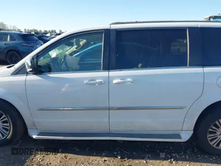 2015 Chrysler Town & Country Touring L z VIN 2C4RC1CG5FR728019, wystawiony jako IAAI lot #41848508 z przebiegiem 118 612 mil mil oraz . Historia ofert i sprzedaży dostępna na DreamBid. Obrazek 15.